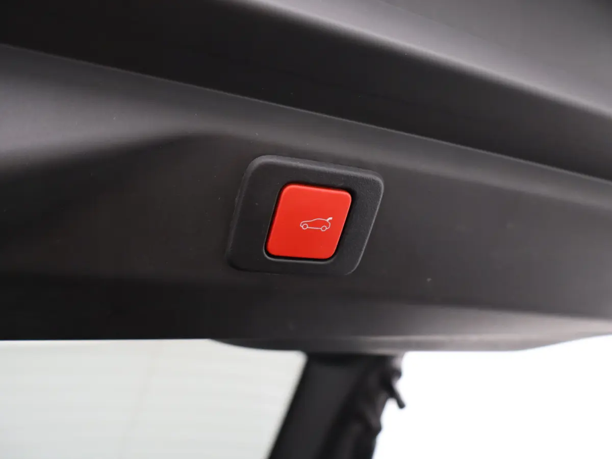 1.2 Hybrid 145 GT | Draadloze Carplay | Camera | Stoelverwarming | Stuurwielverwarming | PDC V+A | Keyless | Cruise Control Adaptief | Elek. Kofferklepbediening | 19" Lichtmetalen Velgen | N