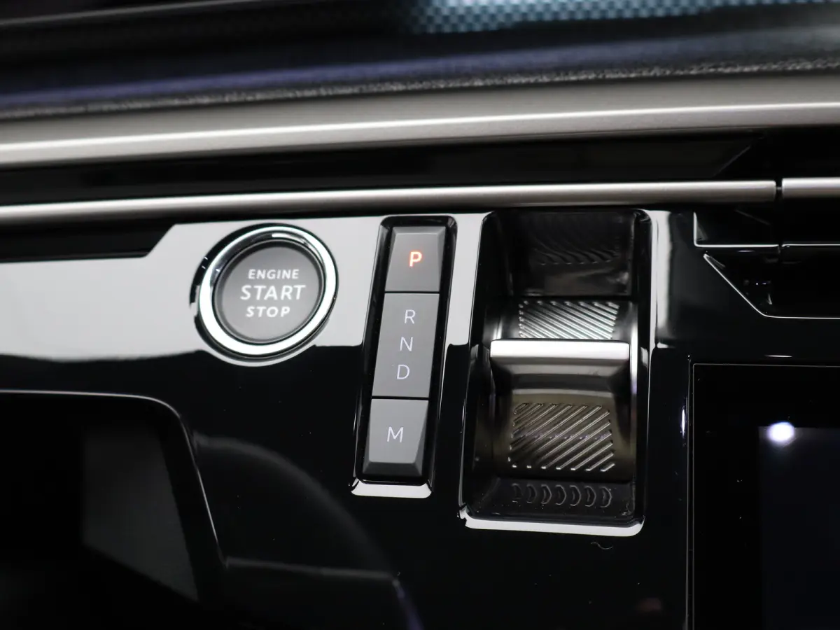 1.2 Hybrid 145 GT | Draadloze Carplay | Camera | Stoelverwarming | Stuurwielverwarming | PDC V+A | Keyless | Cruise Control Adaptief | Elek. Kofferklepbediening | 19" Lichtmetalen Velgen | N