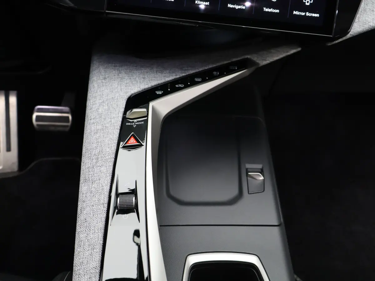1.2 Hybrid 145 GT | Draadloze Carplay | Camera | Stoelverwarming | Stuurwielverwarming | PDC V+A | Keyless | Cruise Control Adaptief | Elek. Kofferklepbediening | 19" Lichtmetalen Velgen | N