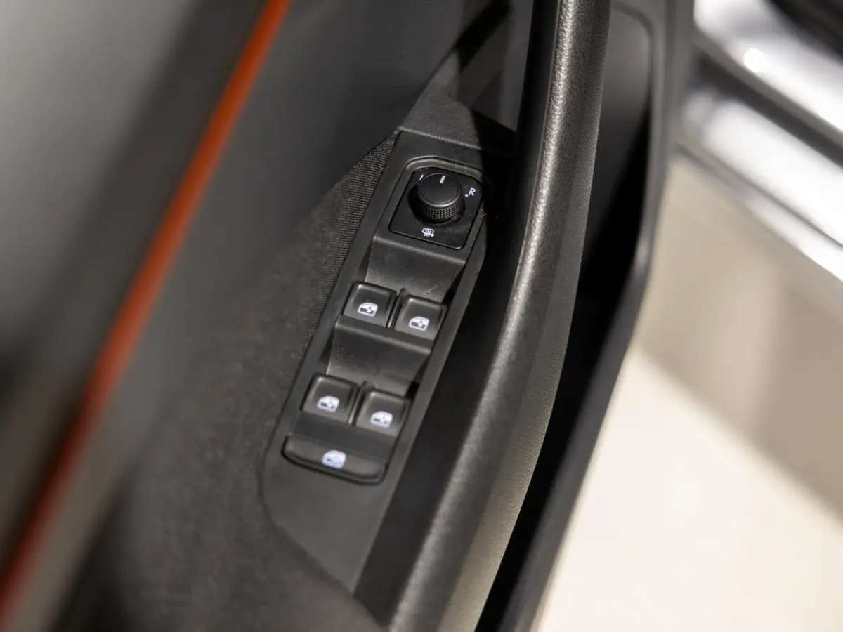 1.0 TSI Sport Business / 110pk / NAP / Trekhaak / Stoelverwarming / Achteruitrij camera /