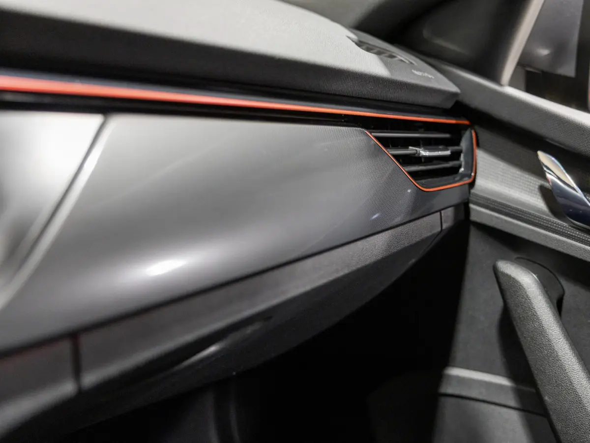 1.0 TSI Sport Business / 110pk / NAP / Trekhaak / Stoelverwarming / Achteruitrij camera /