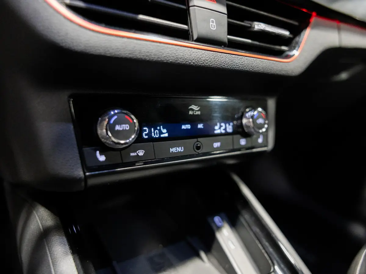 1.0 TSI Sport Business / 110pk / NAP / Trekhaak / Stoelverwarming / Achteruitrij camera /