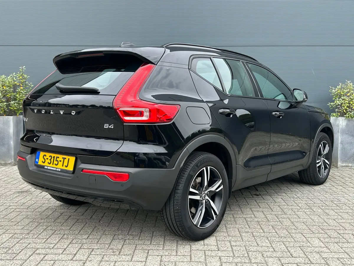 2.0 B4 R-Design | Pilot Assist | Trekhaak | Camera | Keyless |