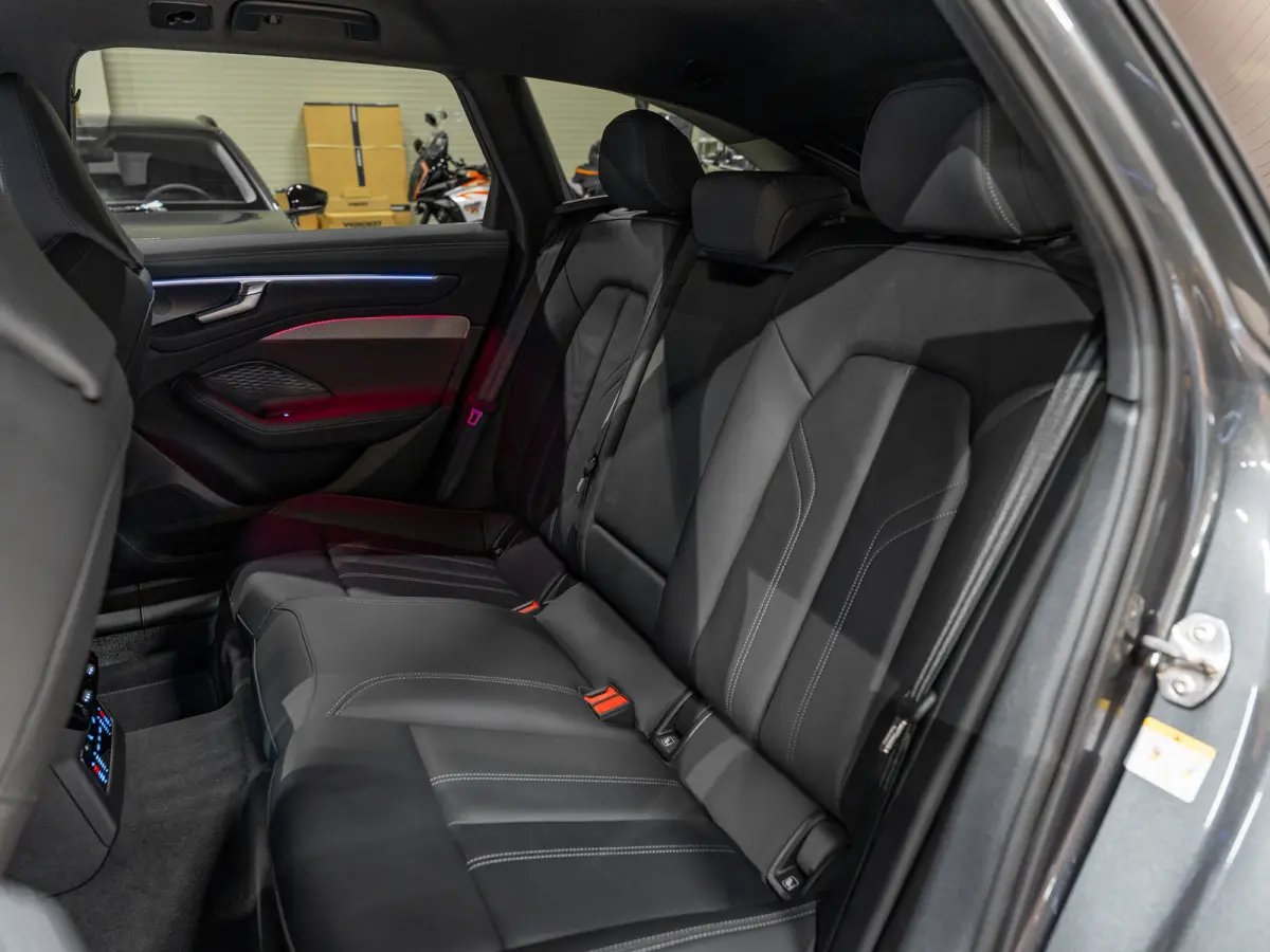 2.0 e-hybrid quattro S-Line Competition 367PK, B&O 3D, Passagiers Display, Ambiënte Light, 360 Cam, 21"Velg,