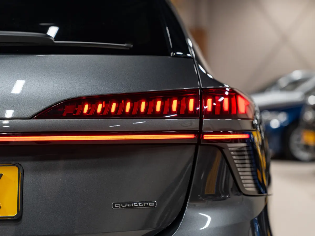 2.0 e-hybrid quattro S-Line Competition 367PK, B&O 3D, Passagiers Display, Ambiënte Light, 360 Cam, 21"Velg,