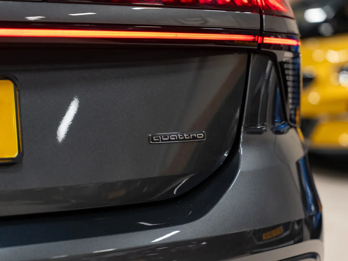 2.0 e-hybrid quattro S-Line Competition 367PK, B&O 3D, Passagiers Display, Ambiënte Light, 360 Cam, 21"Velg,