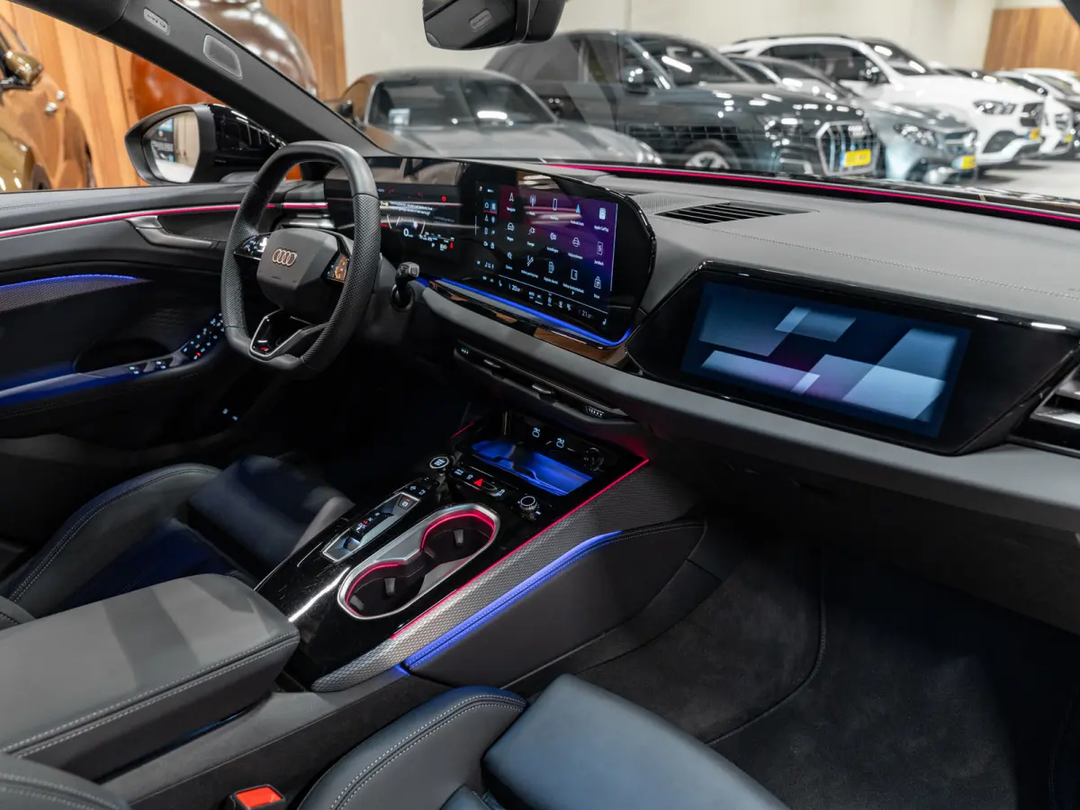 2.0 e-hybrid quattro S-Line Competition 367PK, B&O 3D, Passagiers Display, Ambiënte Light, 360 Cam, 21"Velg,