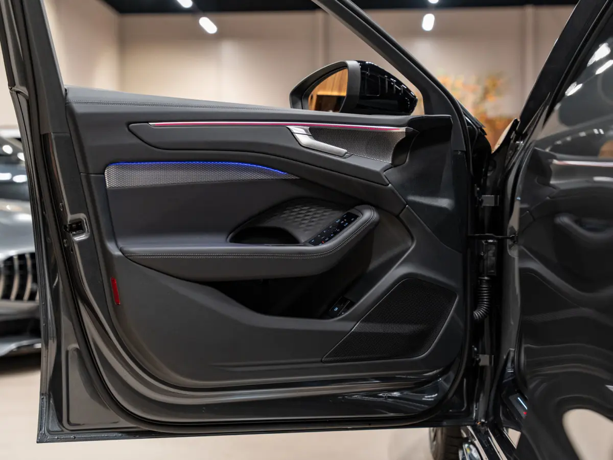 2.0 e-hybrid quattro S-Line Competition 367PK, B&O 3D, Passagiers Display, Ambiënte Light, 360 Cam, 21"Velg,