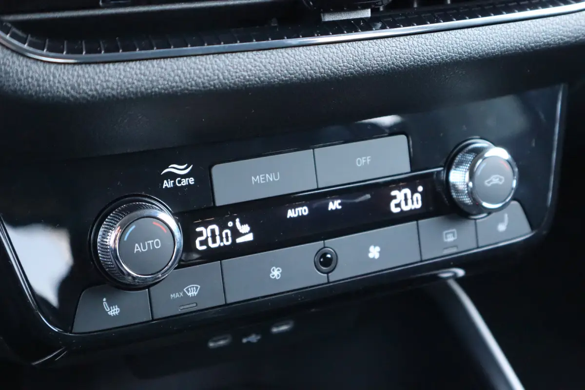 1.0 TSI Business Edition | Chromen raamlijsten | Cruise control met speedlimiter | KESSY (Centrale portiervergendeling met Keyless Entry, Start and exit System)