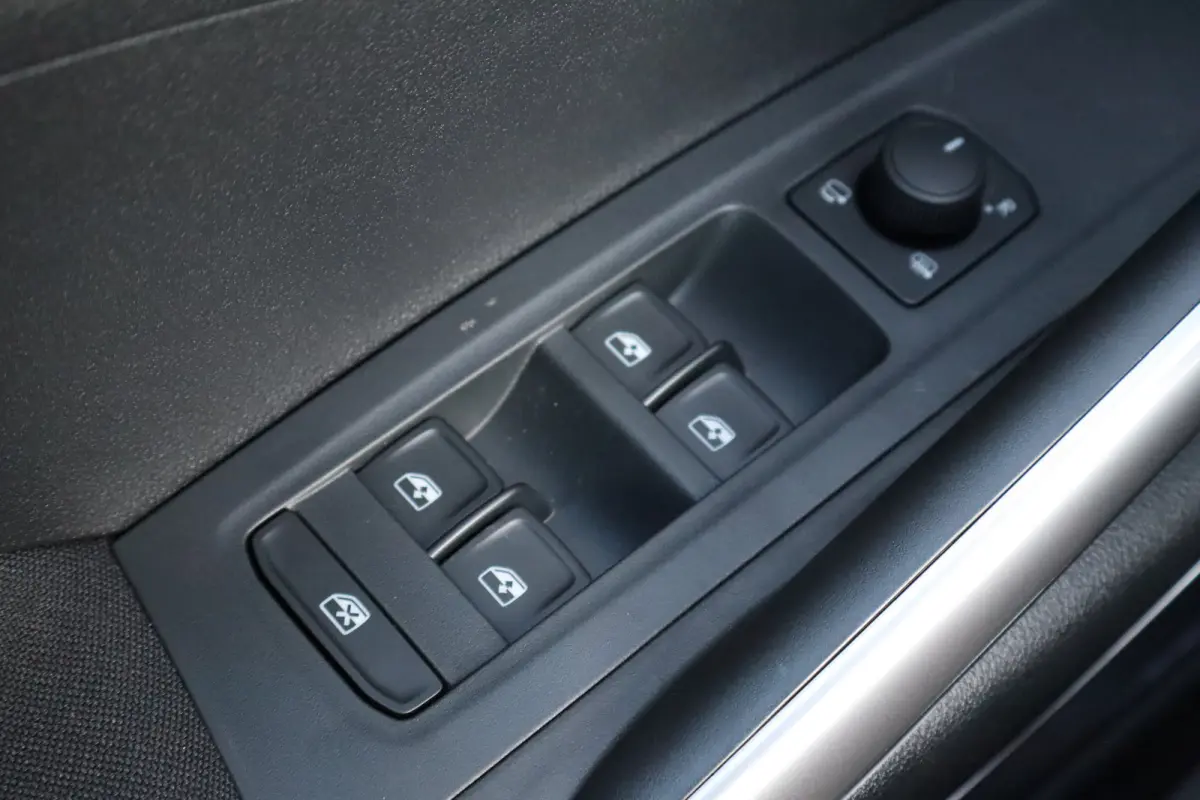 1.0 TSI Business Edition | Chromen raamlijsten | Cruise control met speedlimiter | KESSY (Centrale portiervergendeling met Keyless Entry, Start and exit System)