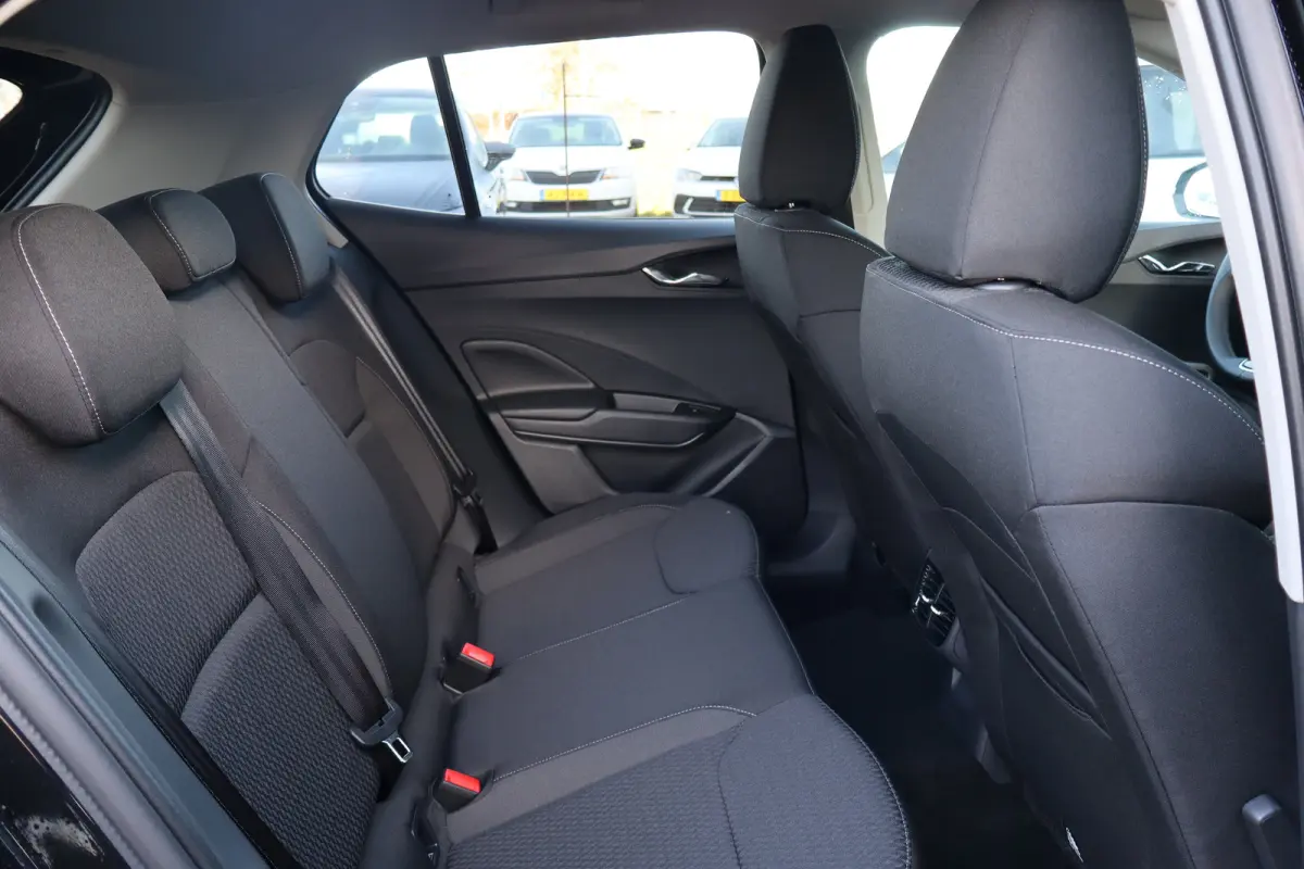 1.0 TSI Business Edition | Chromen raamlijsten | Cruise control met speedlimiter | KESSY (Centrale portiervergendeling met Keyless Entry, Start and exit System)