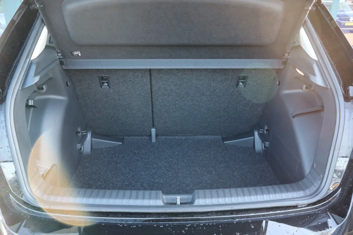 1.0 TSI Business Edition | Chromen raamlijsten | Cruise control met speedlimiter | KESSY (Centrale portiervergendeling met Keyless Entry, Start and exit System)