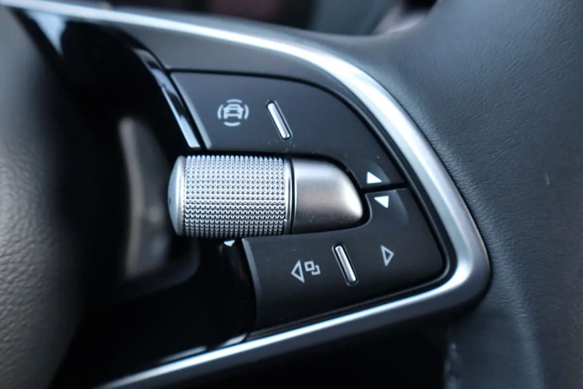 1.0 TSI Business Edition | Chromen raamlijsten | Cruise control met speedlimiter | KESSY (Centrale portiervergendeling met Keyless Entry, Start and exit System)