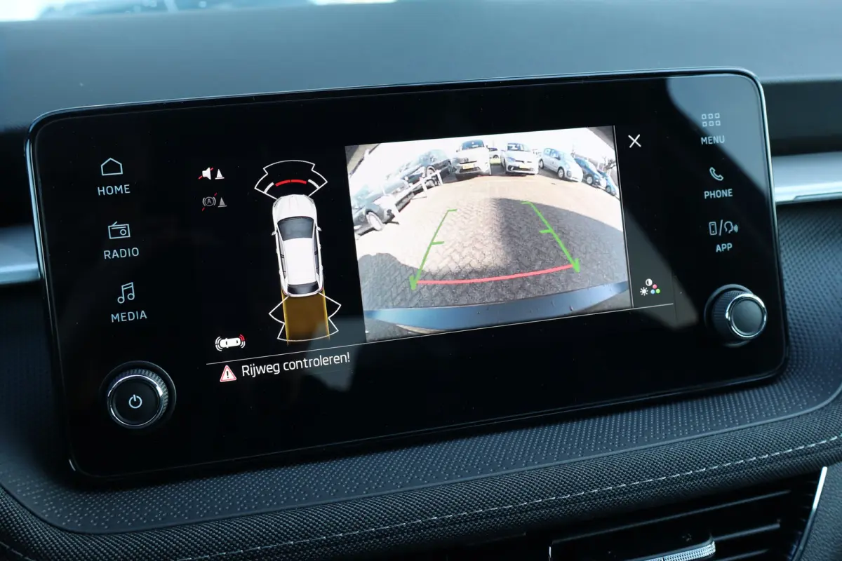 1.0 TSI Business Edition | Chromen raamlijsten | Cruise control met speedlimiter | KESSY (Centrale portiervergendeling met Keyless Entry, Start and exit System)
