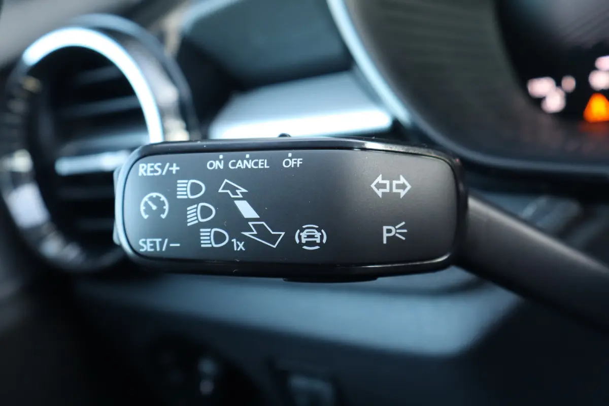 1.0 TSI Business Edition | Chromen raamlijsten | Cruise control met speedlimiter | KESSY (Centrale portiervergendeling met Keyless Entry, Start and exit System)