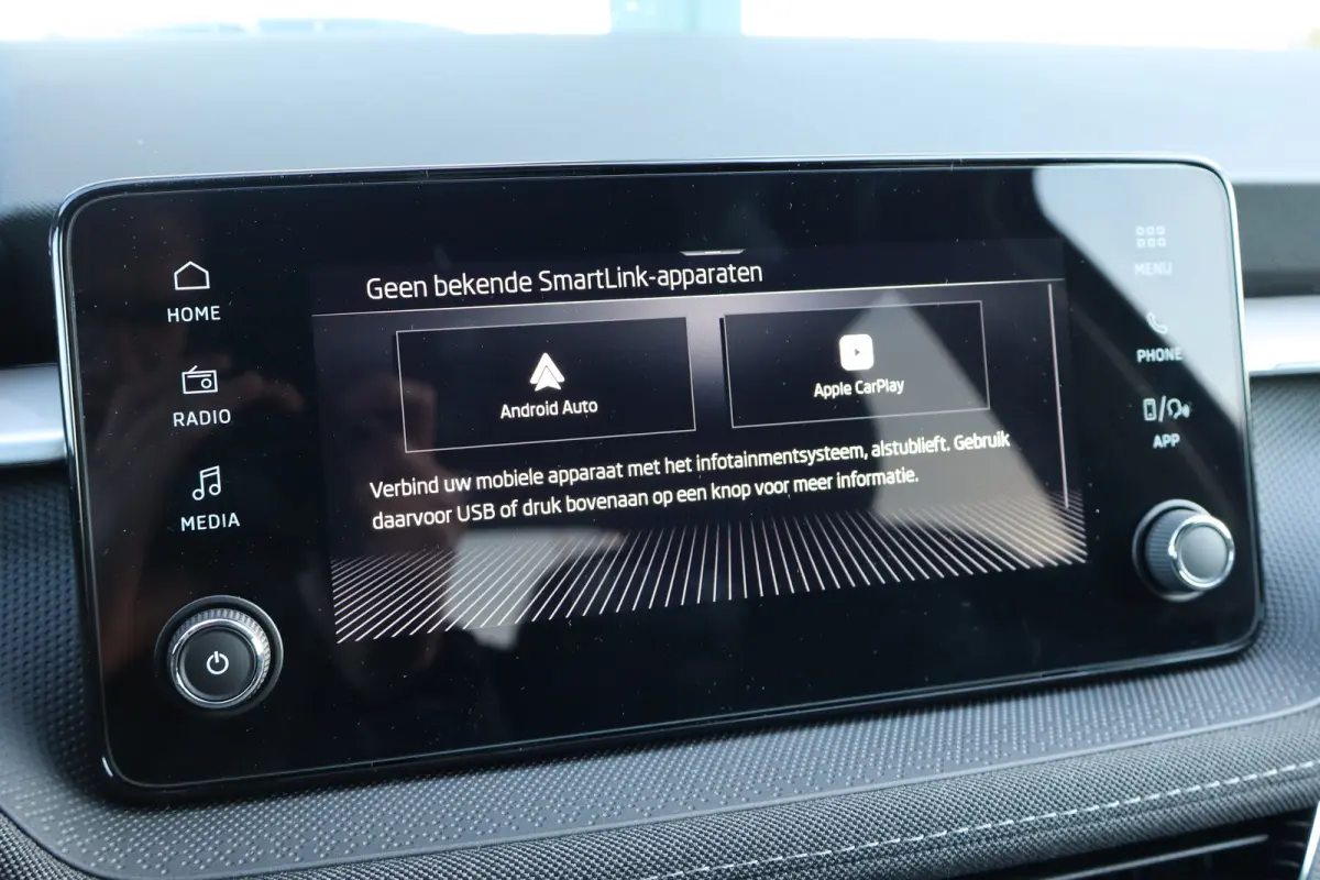 1.0 TSI Business Edition | Chromen raamlijsten | Cruise control met speedlimiter | KESSY (Centrale portiervergendeling met Keyless Entry, Start and exit System)