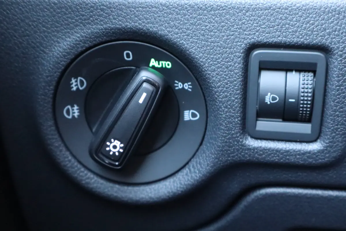 1.0 TSI Business Edition | Chromen raamlijsten | Cruise control met speedlimiter | KESSY (Centrale portiervergendeling met Keyless Entry, Start and exit System)