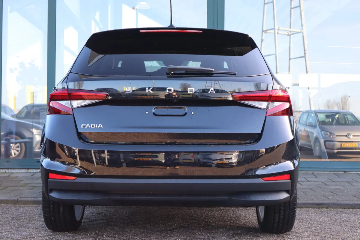 1.0 TSI Business Edition | Chromen raamlijsten | Cruise control met speedlimiter | KESSY (Centrale portiervergendeling met Keyless Entry, Start and exit System)