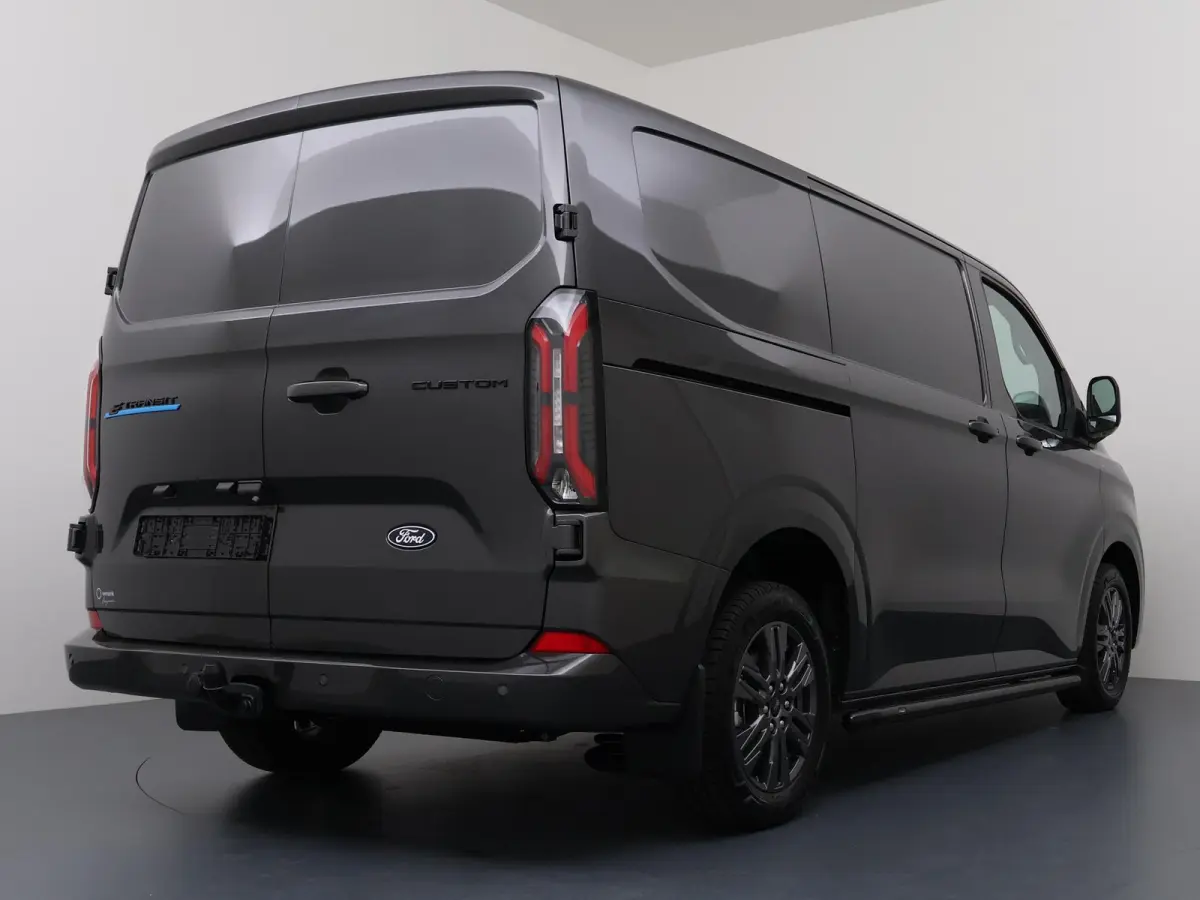 Cust. 320 L1H1 Limited 71 kWh Stoel-Stoel | Trekhaak | 17'' LM "| vloer Zijwand betimmering | Sidebars | All Weather Banden | 370 km WLTP