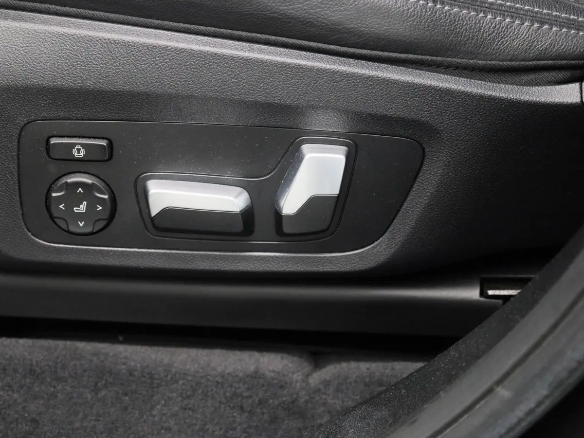 High Executive 80 kWh | Apple Carplay / Android Auto | Panoramadak | Stoelverwarming | Camera | Trekhaak |