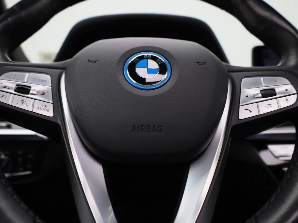 High Executive 80 kWh | Apple Carplay / Android Auto | Panoramadak | Stoelverwarming | Camera | Trekhaak |