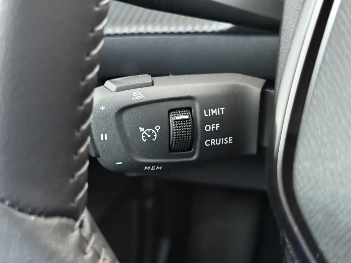 Allure Pack 50 kWh 136pk | Accu 94% | Navigatie | Camera achter | Cruise control adaptief | 3D i-Cockpit | Automatische airco | Apple Carplay en Android auto