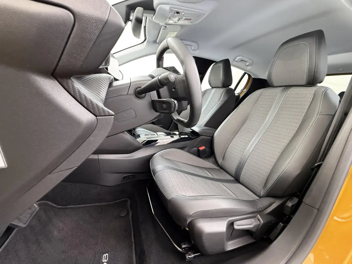 Allure Pack 50 kWh 136pk | Accu 94% | Navigatie | Camera achter | Cruise control adaptief | 3D i-Cockpit | Automatische airco | Apple Carplay en Android auto