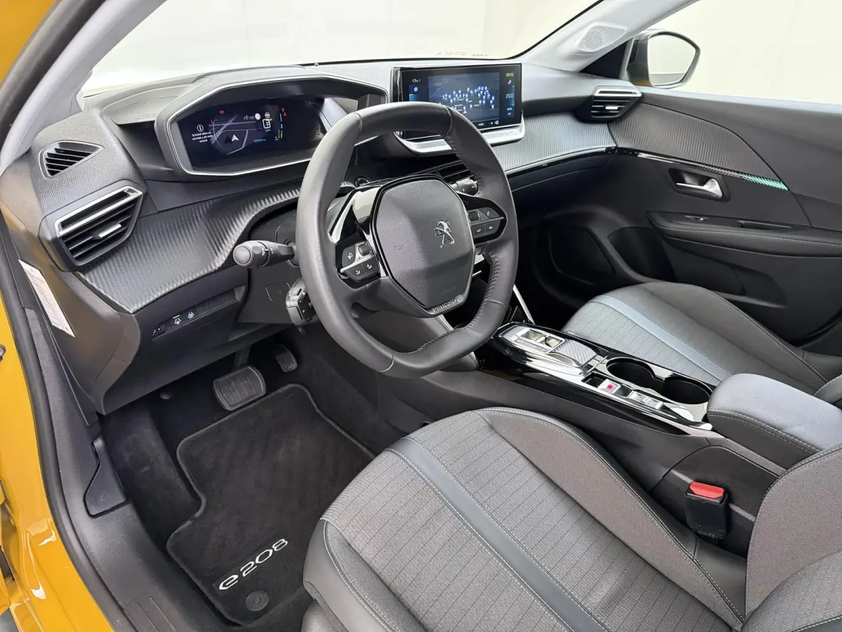 Allure Pack 50 kWh 136pk | Accu 94% | Navigatie | Camera achter | Cruise control adaptief | 3D i-Cockpit | Automatische airco | Apple Carplay en Android auto