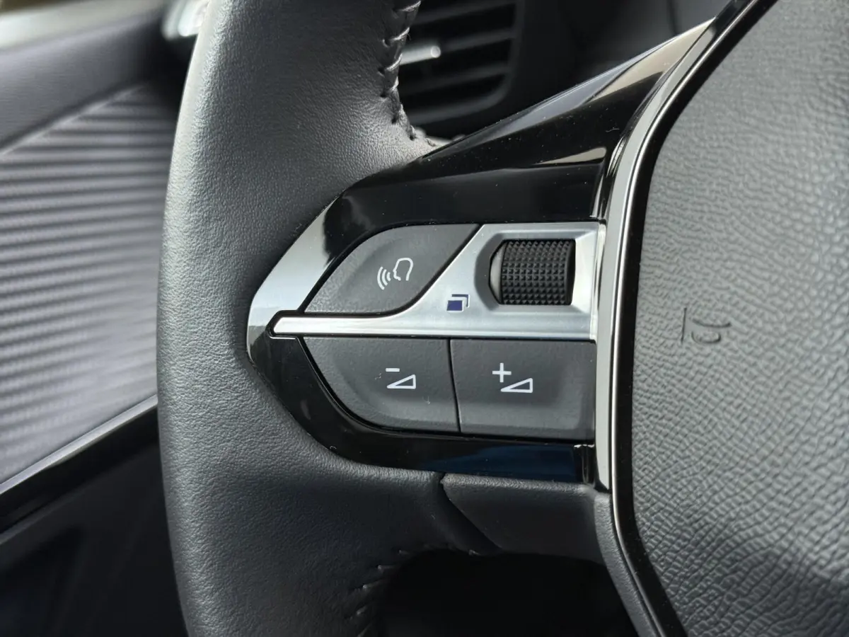 Allure Pack 50 kWh 136pk | Accu 94% | Navigatie | Camera achter | Cruise control adaptief | 3D i-Cockpit | Automatische airco | Apple Carplay en Android auto