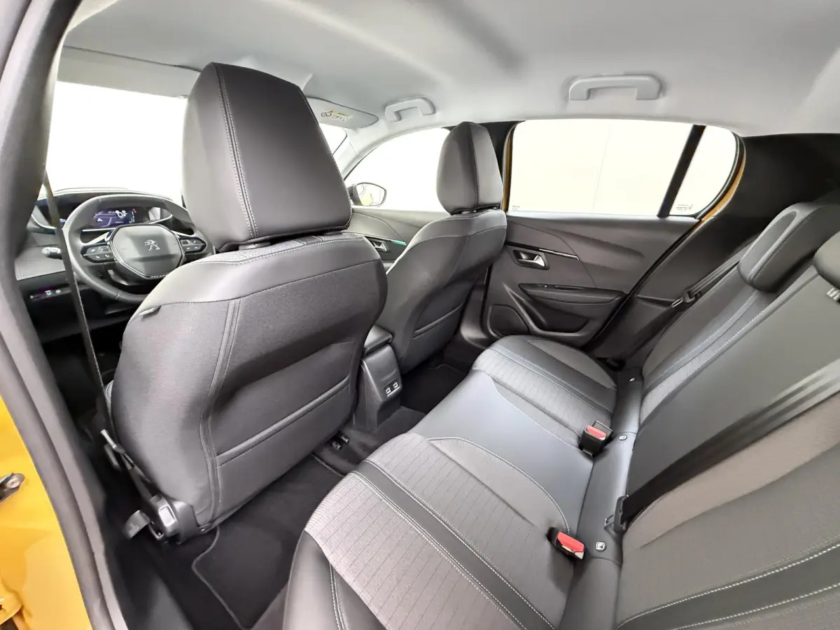 Allure Pack 50 kWh 136pk | Accu 94% | Navigatie | Camera achter | Cruise control adaptief | 3D i-Cockpit | Automatische airco | Apple Carplay en Android auto