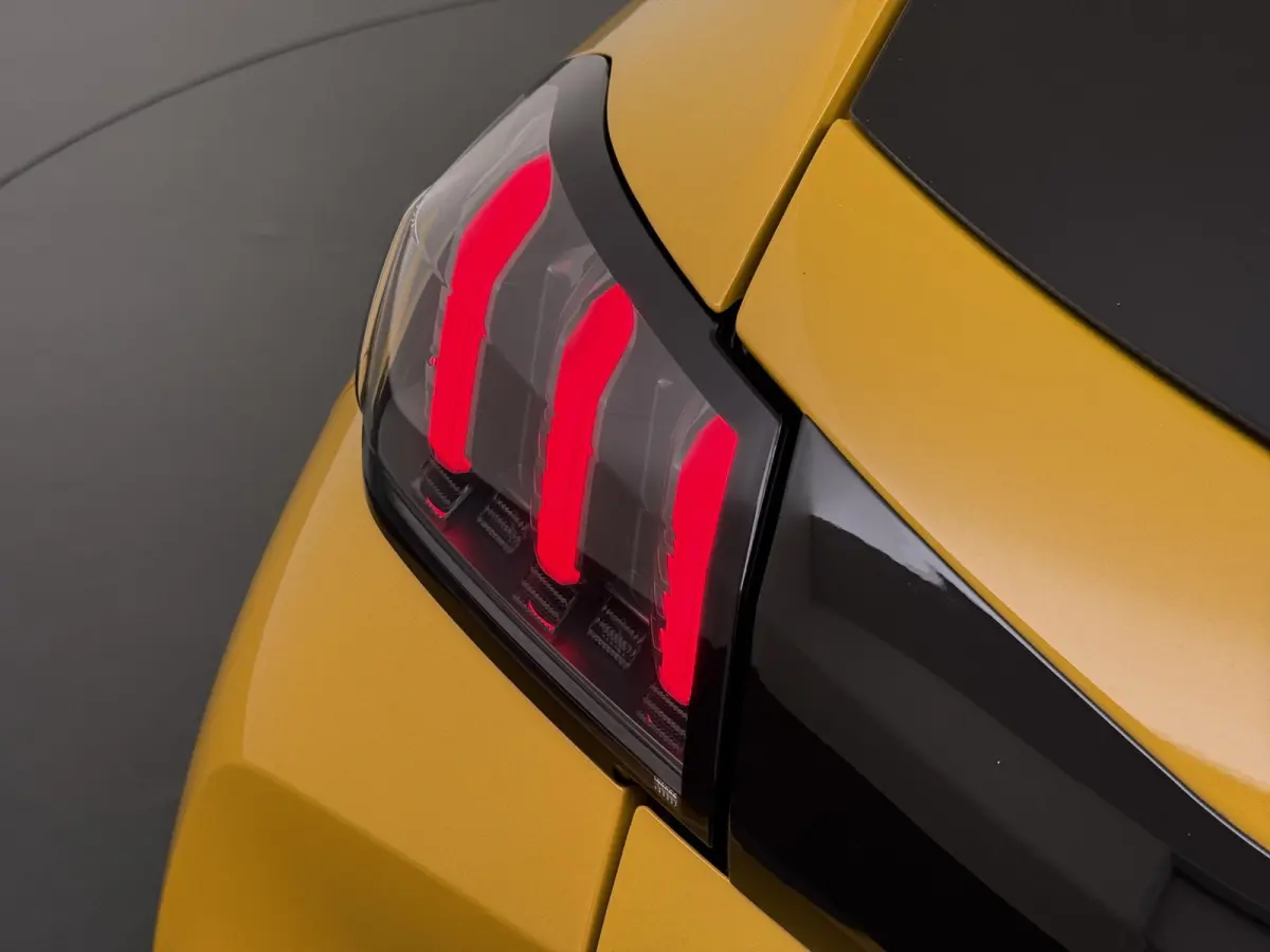 Allure Pack 50 kWh 136pk | Accu 94% | Navigatie | Camera achter | Cruise control adaptief | 3D i-Cockpit | Automatische airco | Apple Carplay en Android auto