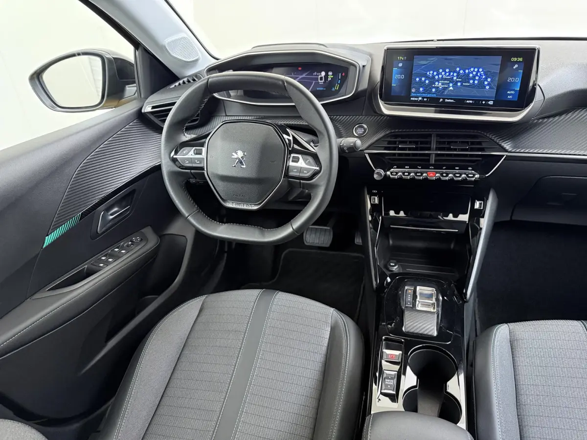 Allure Pack 50 kWh 136pk | Accu 94% | Navigatie | Camera achter | Cruise control adaptief | 3D i-Cockpit | Automatische airco | Apple Carplay en Android auto