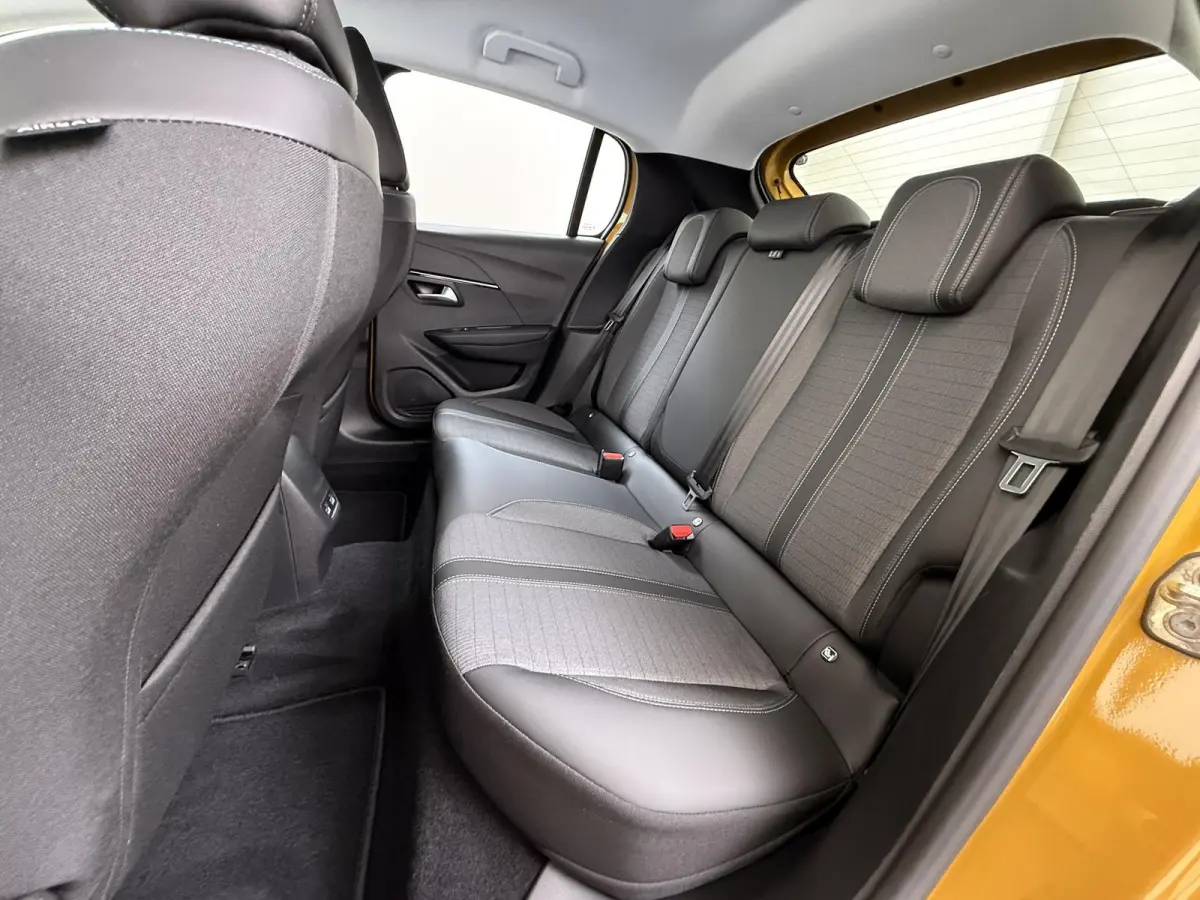 Allure Pack 50 kWh 136pk | Accu 94% | Navigatie | Camera achter | Cruise control adaptief | 3D i-Cockpit | Automatische airco | Apple Carplay en Android auto