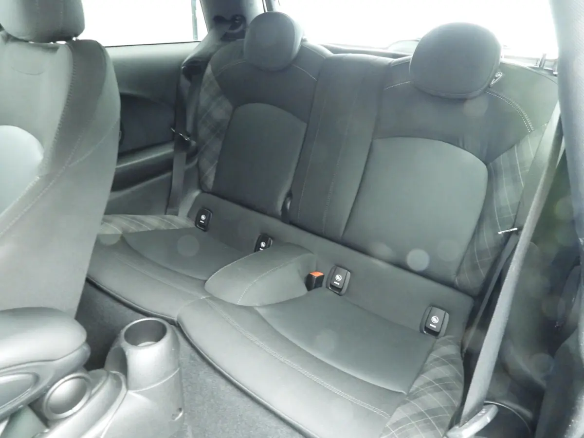 Cooper / Sportstoelen / Half Leder / Navigatie / Cruise / Isofix / Alu wielen 16 inch black
