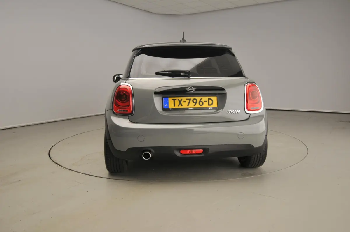 Cooper / Sportstoelen / Half Leder / Navigatie / Cruise / Isofix / Alu wielen 16 inch black