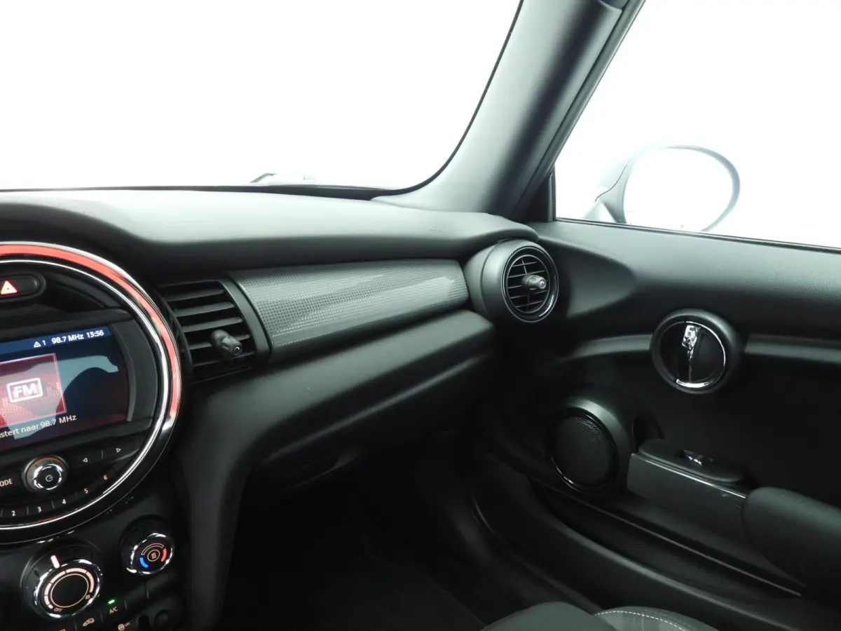 Cooper / Sportstoelen / Half Leder / Navigatie / Cruise / Isofix / Alu wielen 16 inch black