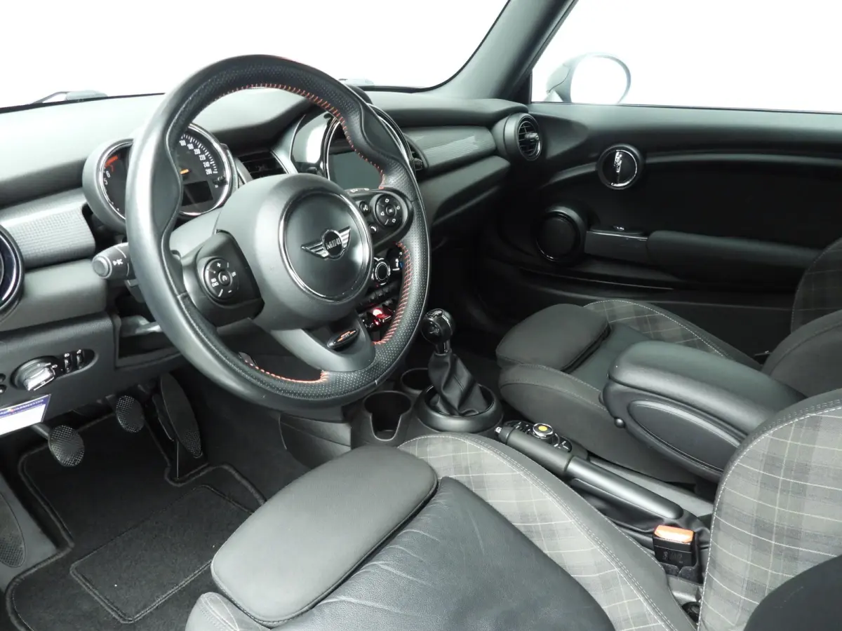 Cooper / Sportstoelen / Half Leder / Navigatie / Cruise / Isofix / Alu wielen 16 inch black
