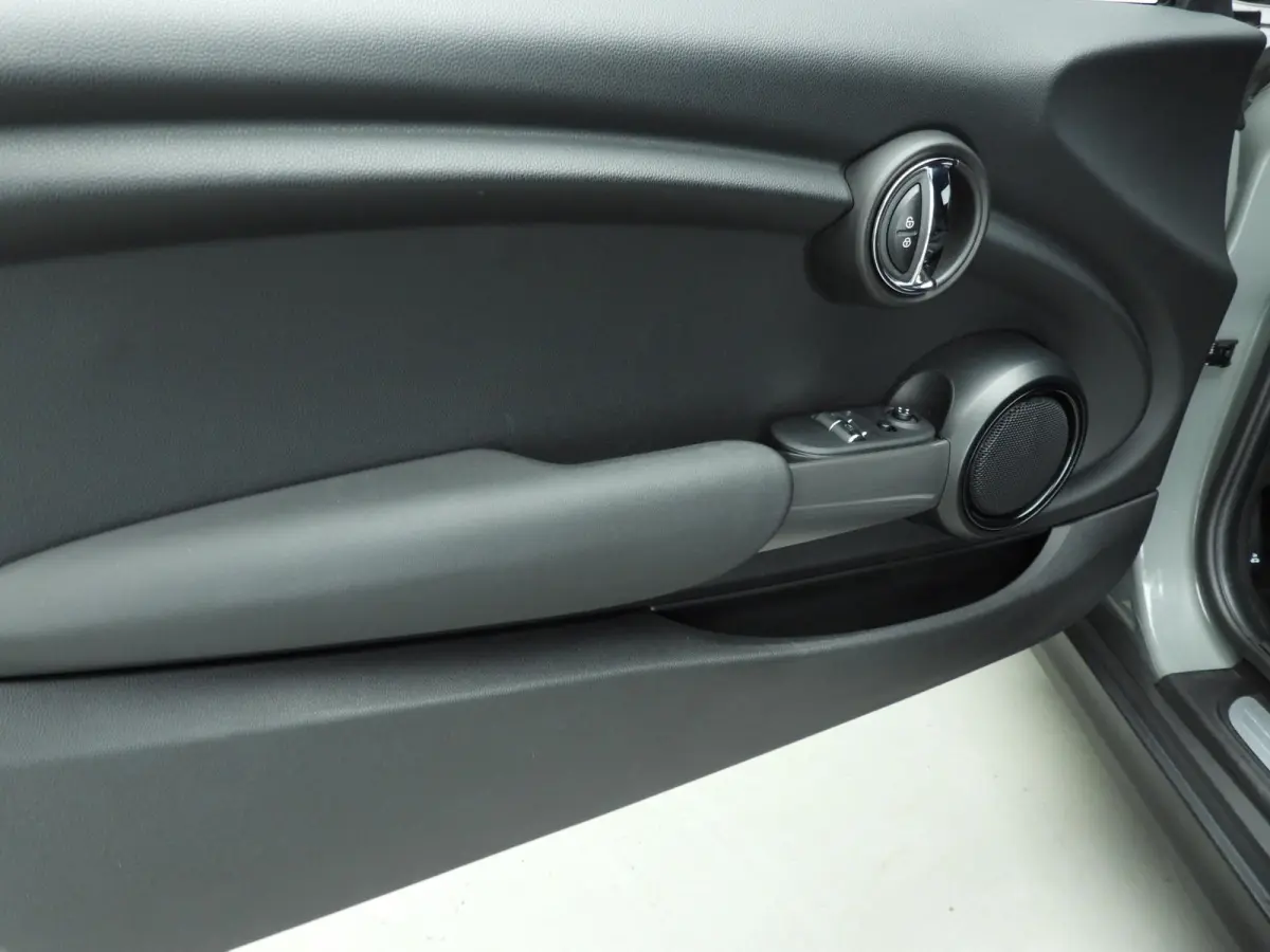 Cooper / Sportstoelen / Half Leder / Navigatie / Cruise / Isofix / Alu wielen 16 inch black