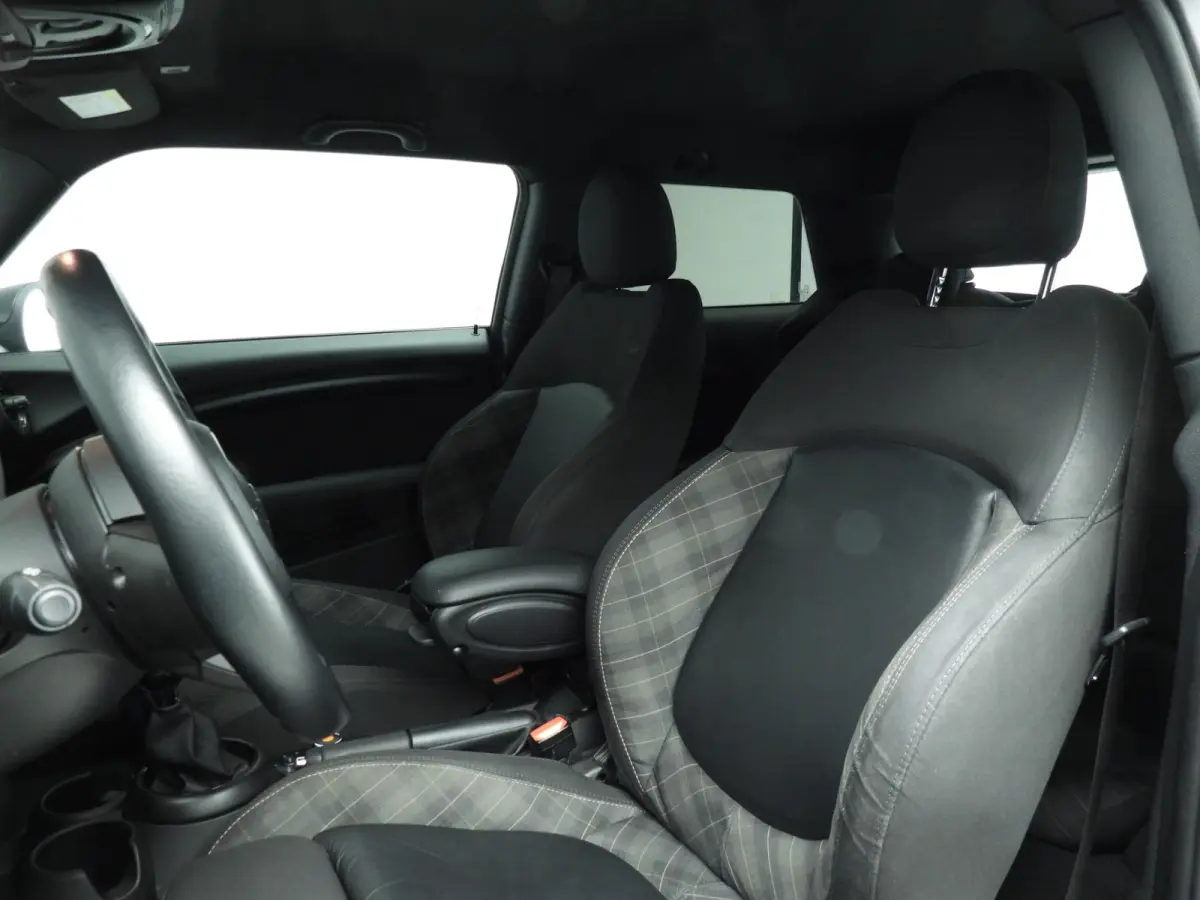 Cooper / Sportstoelen / Half Leder / Navigatie / Cruise / Isofix / Alu wielen 16 inch black