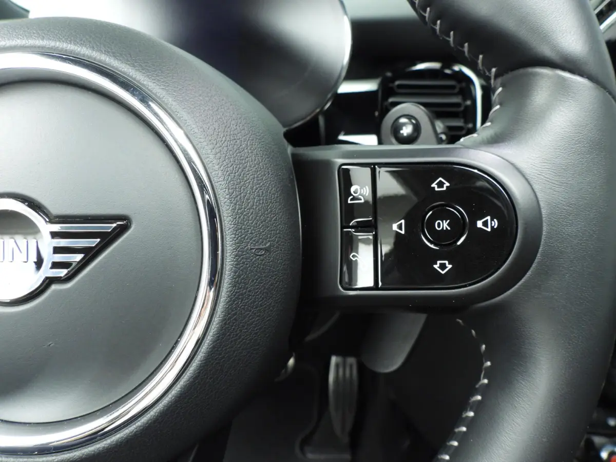 2.0 John Cooper Works Essential | Harman-Kardon | Head-Up | 18" JCW Circuit Spoke | Comfort Access | Panoramadak | Stoelverwarming | Stuurwielrand verwarmd |