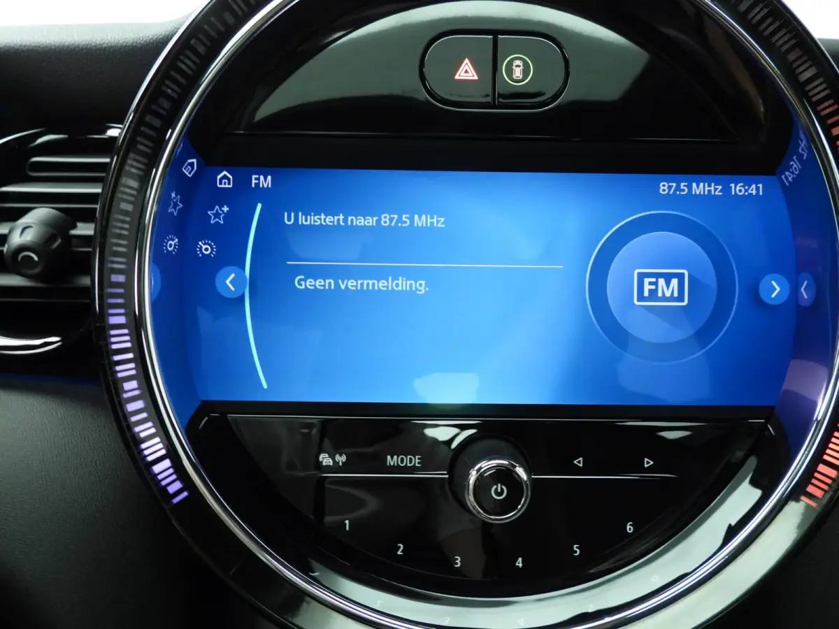 2.0 John Cooper Works Essential | Harman-Kardon | Head-Up | 18" JCW Circuit Spoke | Comfort Access | Panoramadak | Stoelverwarming | Stuurwielrand verwarmd |