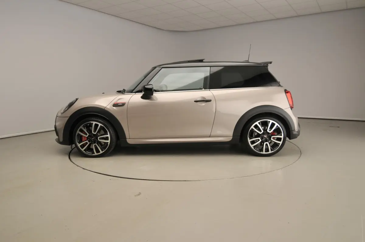 2.0 John Cooper Works Essential | Harman-Kardon | Head-Up | 18" JCW Circuit Spoke | Comfort Access | Panoramadak | Stoelverwarming | Stuurwielrand verwarmd |