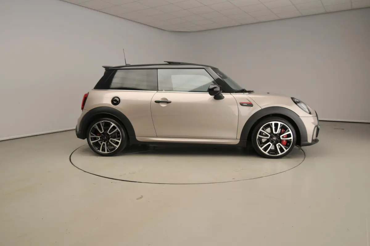 2.0 John Cooper Works Essential | Harman-Kardon | Head-Up | 18" JCW Circuit Spoke | Comfort Access | Panoramadak | Stoelverwarming | Stuurwielrand verwarmd |