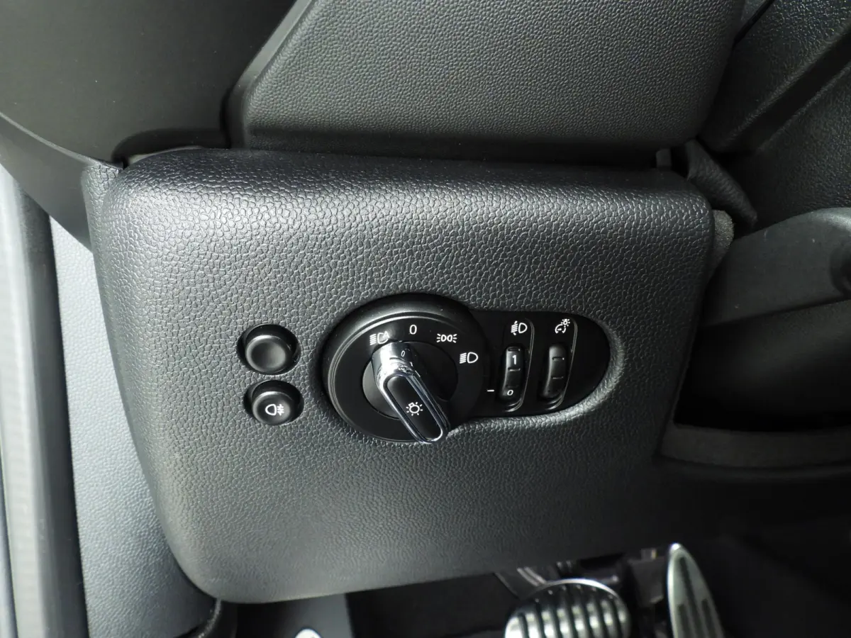 2.0 John Cooper Works Essential | Harman-Kardon | Head-Up | 18" JCW Circuit Spoke | Comfort Access | Panoramadak | Stoelverwarming | Stuurwielrand verwarmd |