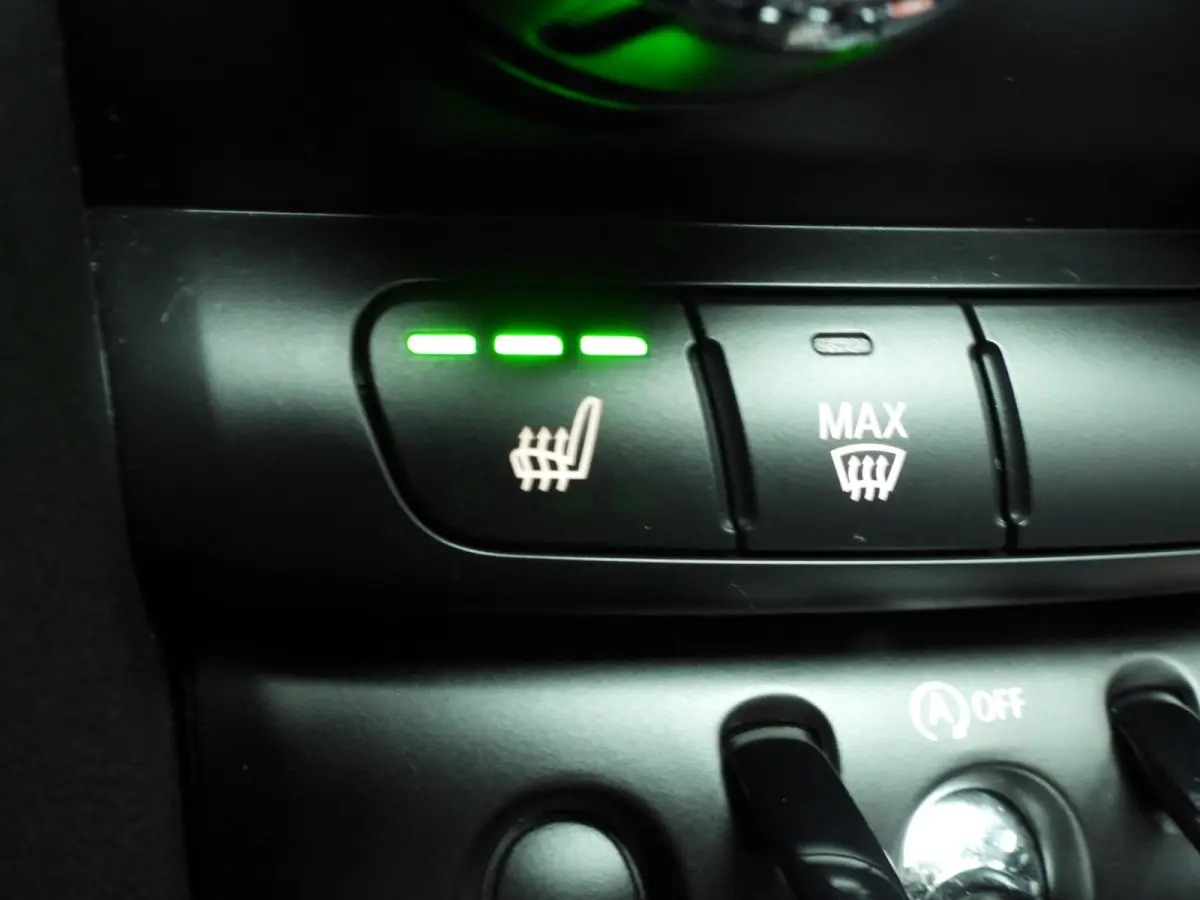 2.0 John Cooper Works Essential | Harman-Kardon | Head-Up | 18" JCW Circuit Spoke | Comfort Access | Panoramadak | Stoelverwarming | Stuurwielrand verwarmd |