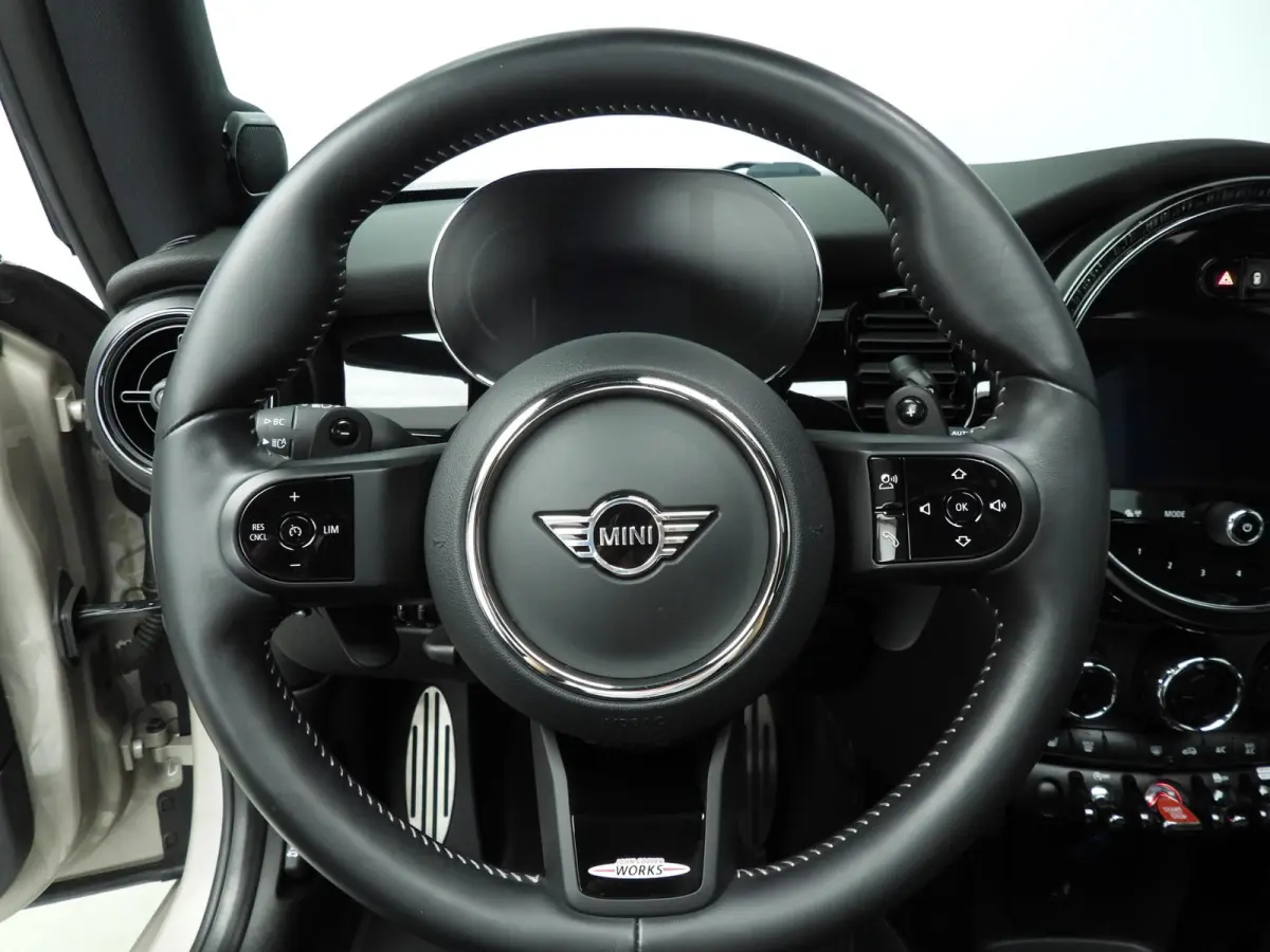 2.0 John Cooper Works Essential | Harman-Kardon | Head-Up | 18" JCW Circuit Spoke | Comfort Access | Panoramadak | Stoelverwarming | Stuurwielrand verwarmd |