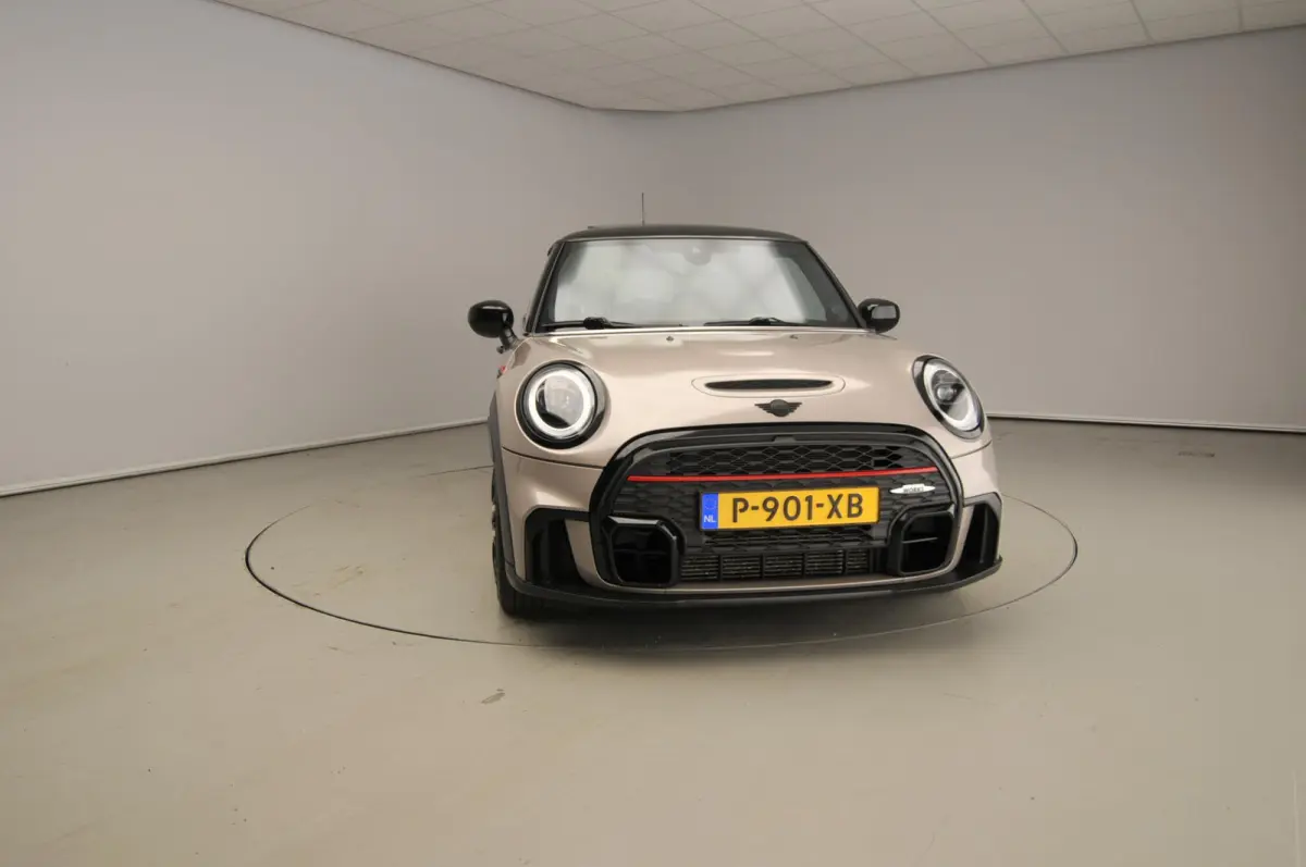 2.0 John Cooper Works Essential | Harman-Kardon | Head-Up | 18" JCW Circuit Spoke | Comfort Access | Panoramadak | Stoelverwarming | Stuurwielrand verwarmd |