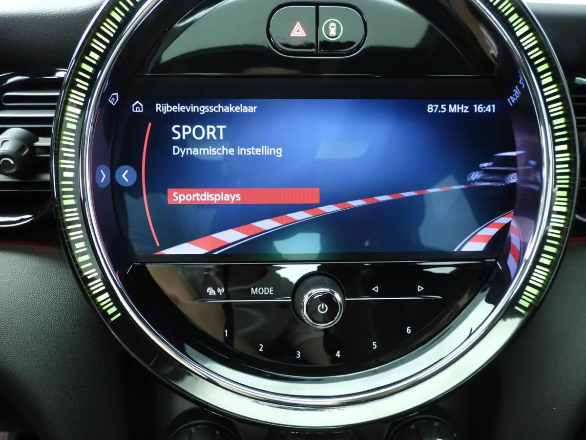 2.0 John Cooper Works Essential | Harman-Kardon | Head-Up | 18" JCW Circuit Spoke | Comfort Access | Panoramadak | Stoelverwarming | Stuurwielrand verwarmd |