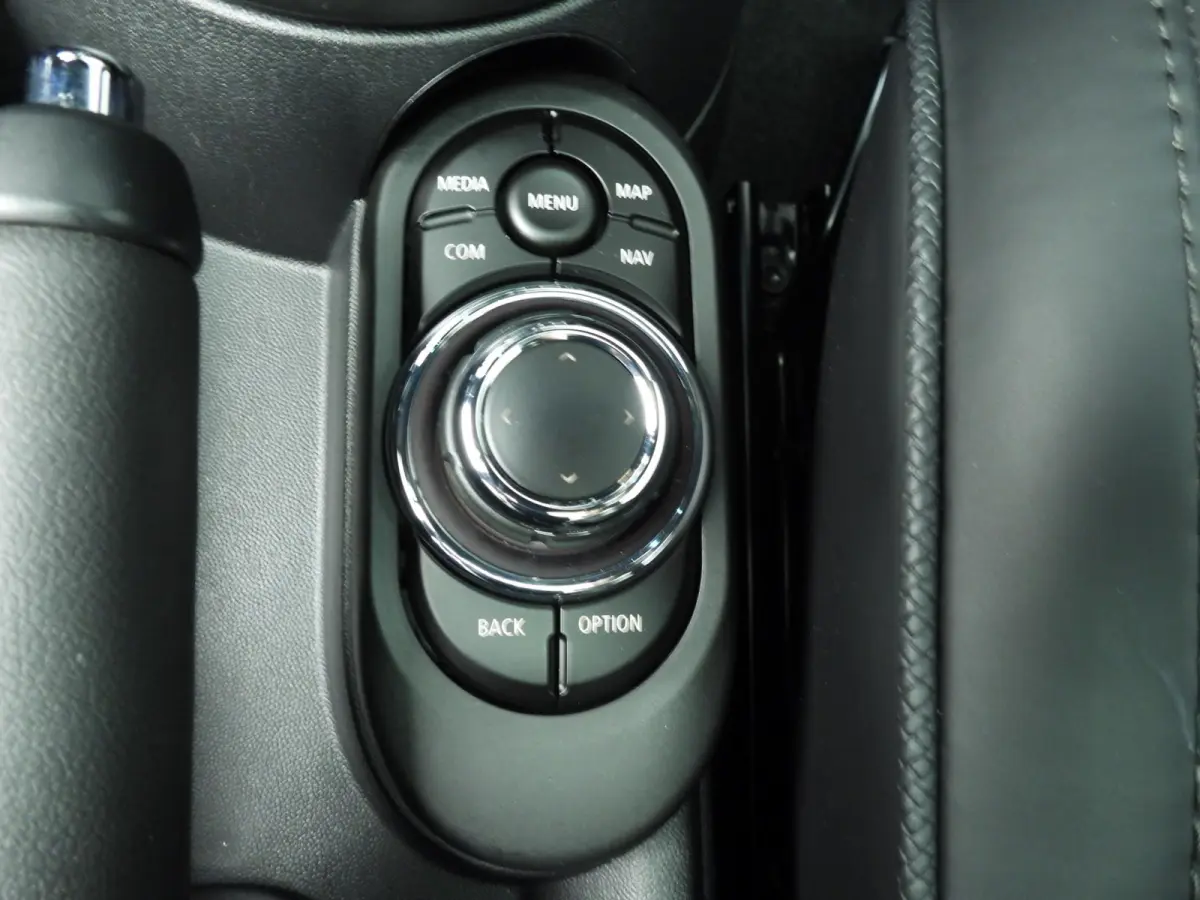 2.0 John Cooper Works Essential | Harman-Kardon | Head-Up | 18" JCW Circuit Spoke | Comfort Access | Panoramadak | Stoelverwarming | Stuurwielrand verwarmd |