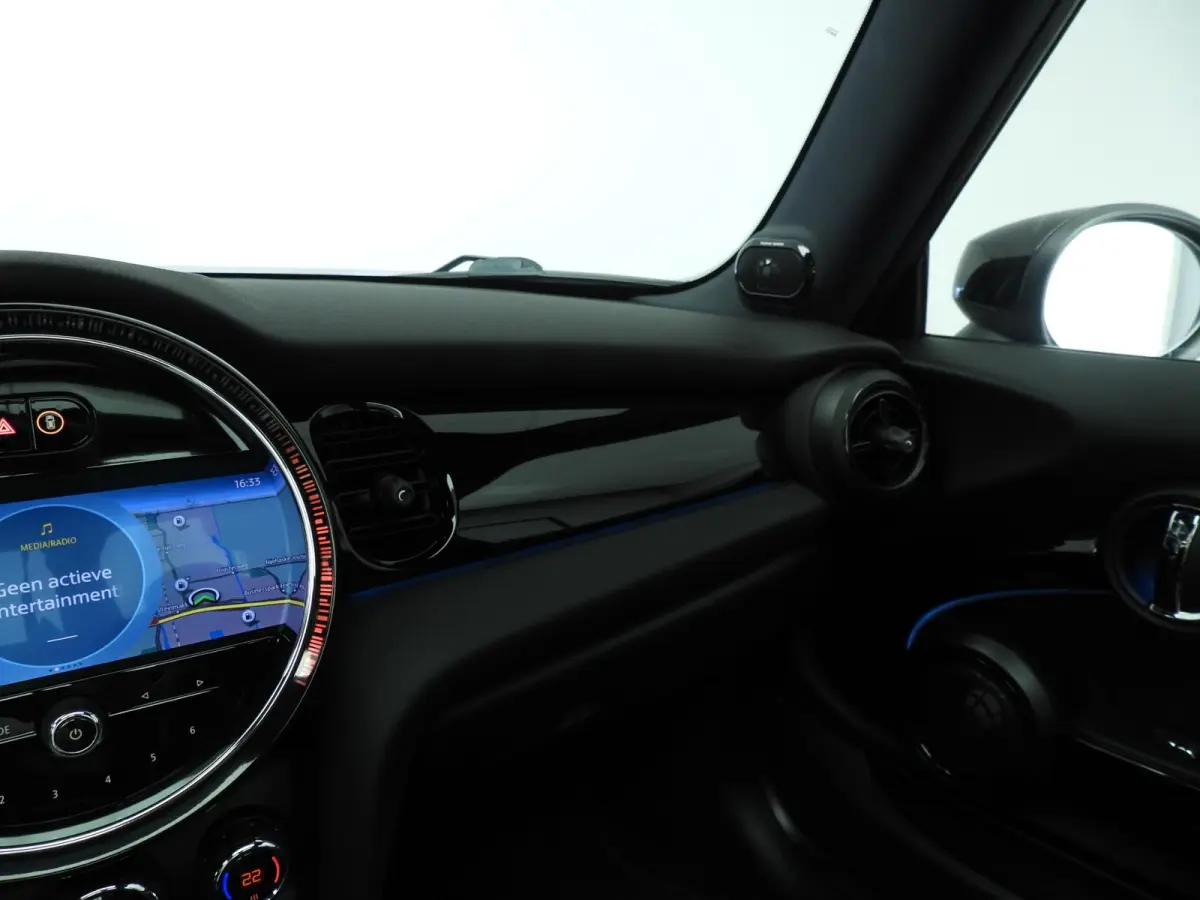 2.0 John Cooper Works Essential | Harman-Kardon | Head-Up | 18" JCW Circuit Spoke | Comfort Access | Panoramadak | Stoelverwarming | Stuurwielrand verwarmd |